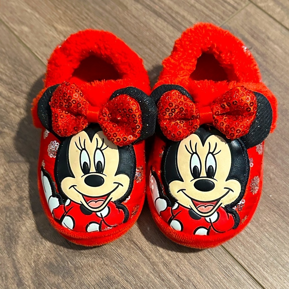 Like new Minnie Mouse Toddler 7-8T Red Slippers